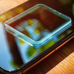 گوشی هوشمندی که با نور خورشید شارژ می‌شود!