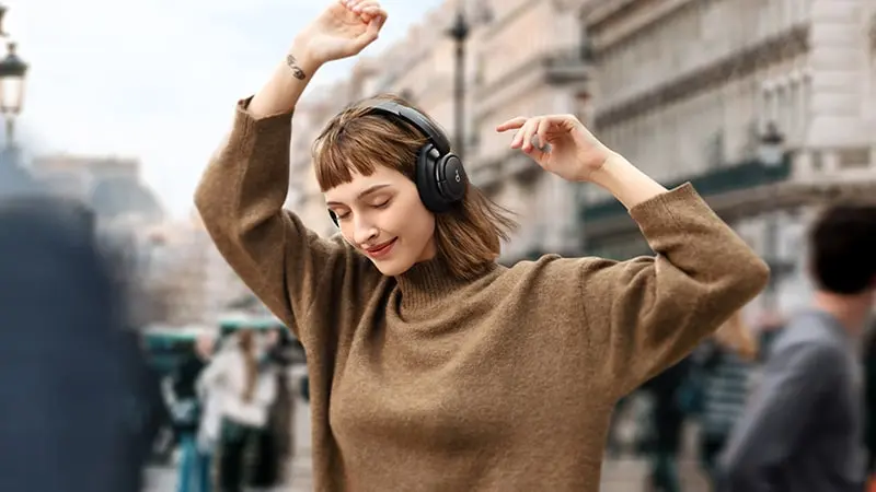 هدفون بی سیم life q30 در خیابان