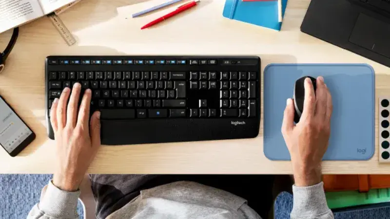 موس بی سیم لاجیتک m330 روی میز کار
