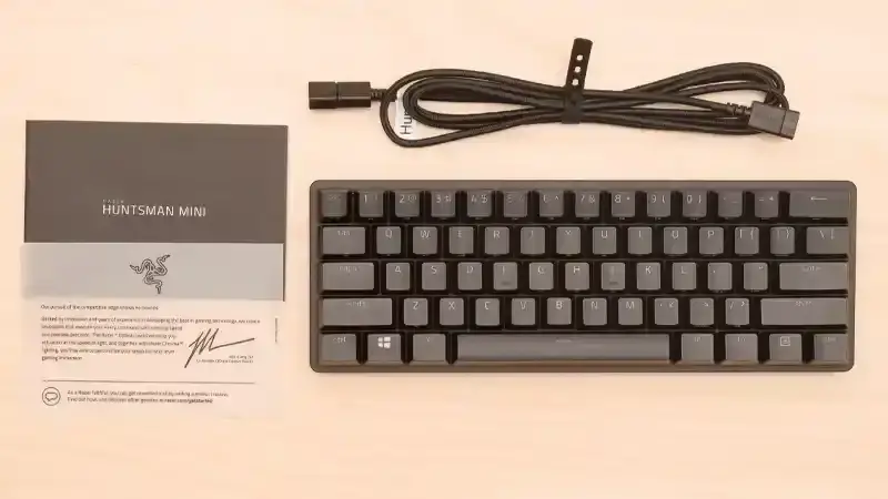 اقلام همراه کیبورد گیمینگ با سیم ریزر مدل Huntsman Mini