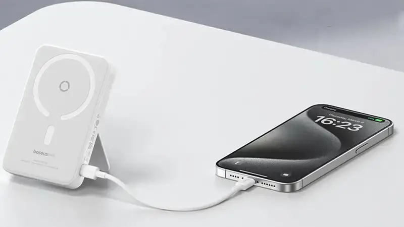 طراحی پاور بانک بی سیم مگنتی باسئوس مدل Magnetic Mini Wireless 20w با ظرفیت 5000 میلیآمپر ساعت