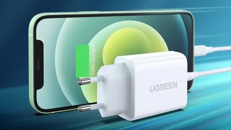 ابعاد شارژر دیواری یوگرین CD137 در کنار گوشی موبایل