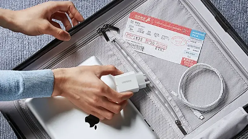 جایگیری شارژر دیواری یوگرین مدل CD137 درون کیف