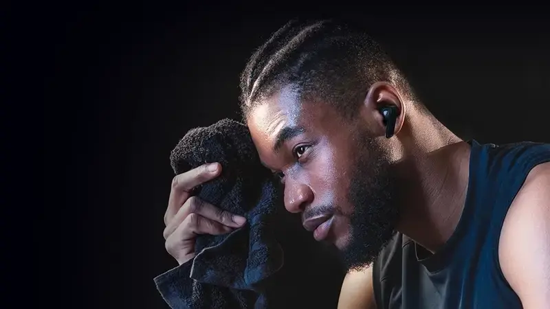 قرارگیری هدفون هایلو W1 ANC در گوش