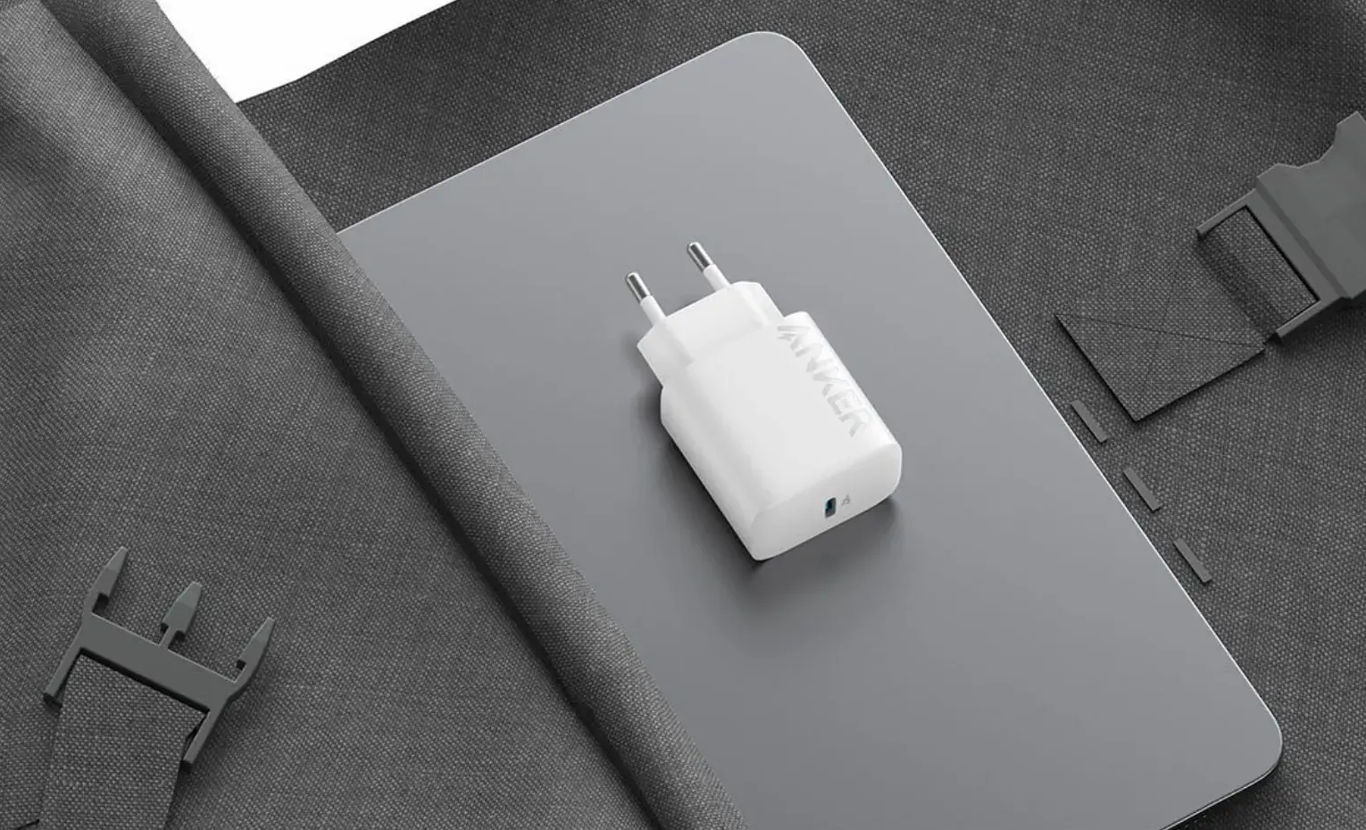 قرارگیری شارژر دیواری انکر Anker B2347 کنار کالاهای دیجیتال