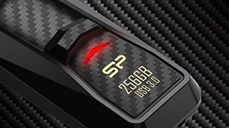 طراحی بدنه  فلش مموری سیلیکون پاور Blaze B50