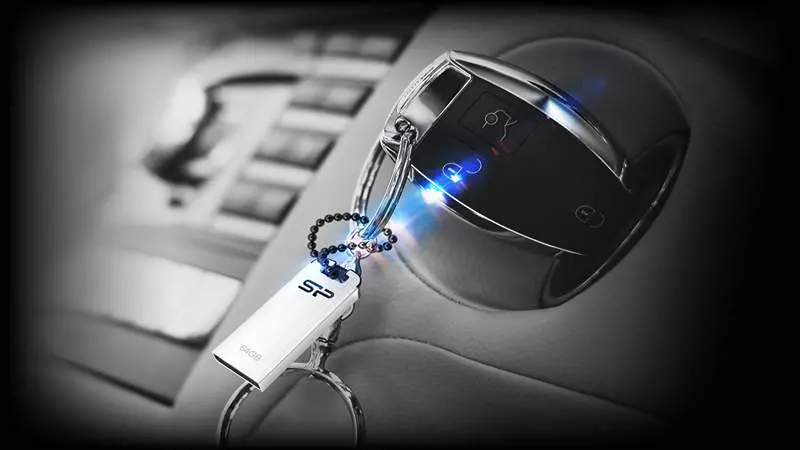  فلش مموری Silicon Power Jewel J10 آویزان شده در سوییچ ماشین