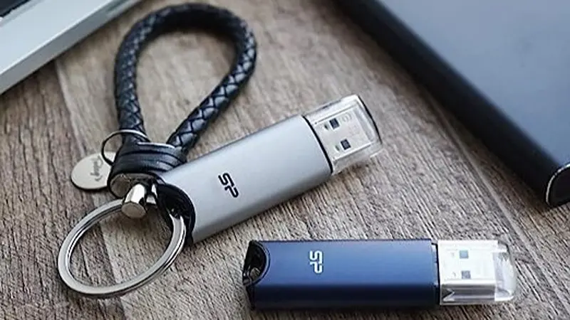 قرارگیری دو رنگ آبی و نقره ای فلش Silicon Power Marvel M02