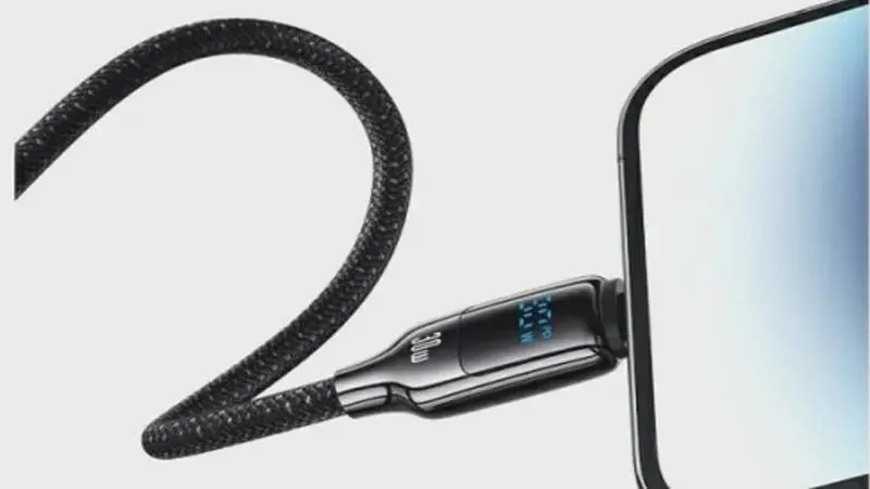 اتصال کابل USB-C یوسمز US-SJ744 به گوشی همراه