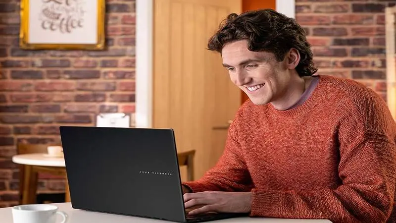 شخصی در حال کار با لپ تاپ ایسوس Vivobook S16 M5606KA-RI049W