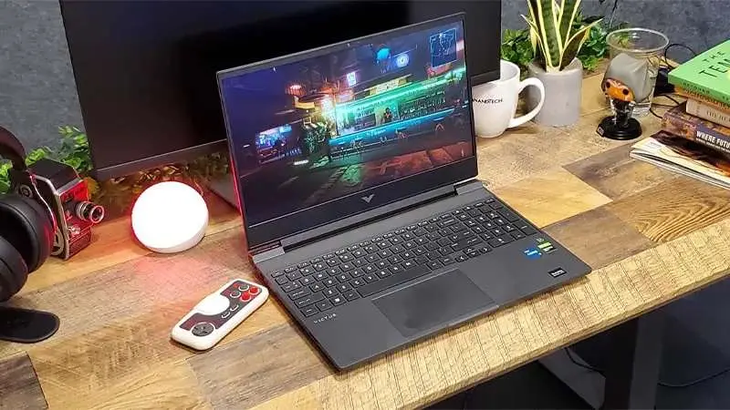  لپ تاپ HP Victus 15-Fa2013DX در محیط کاری