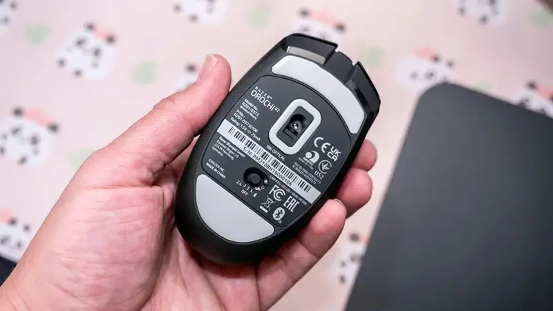 نمایی از زیر موس ریزر Orochi V2