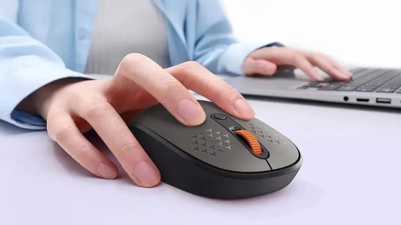 ماوس بی‌سیم باسئوس F01A Tri-Mode در دست