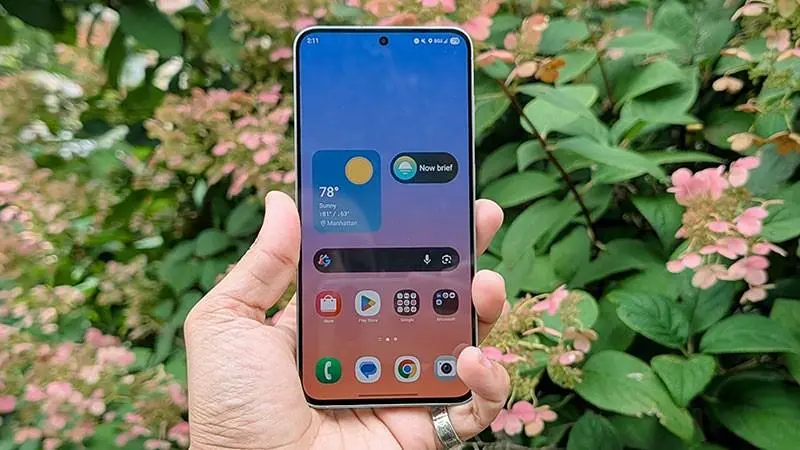 صفحه نمایش گوشی سامسونگ Galaxy S25 FE در دست