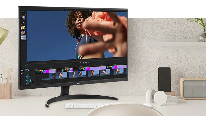 مانیتور 32 اینچی ال جی مدل 32UR500 روی میز