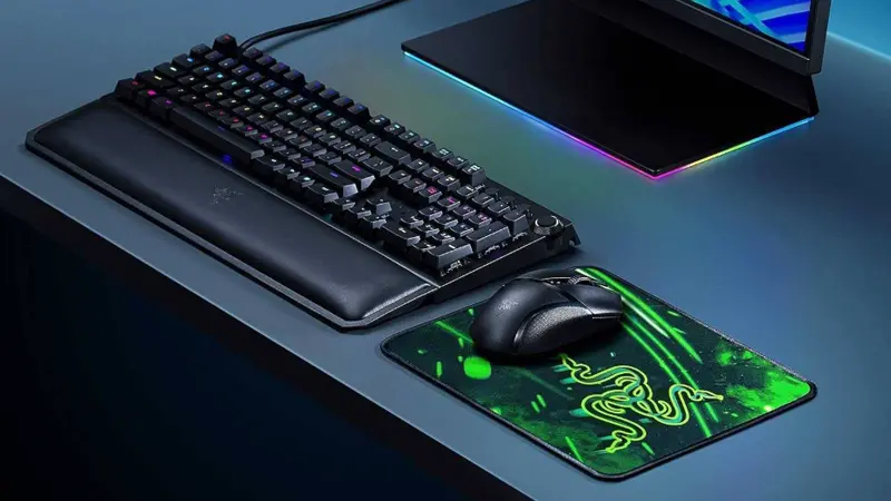 ماوس پد Razer Goliathus Mobile روی میز