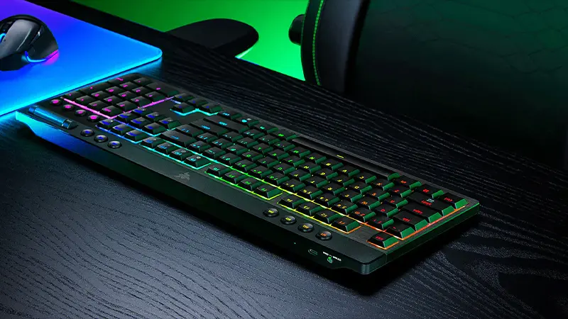 کیبورد ریزر BlackWidow V4 Low-Profile HyperSpeed روی میز گیمینگ