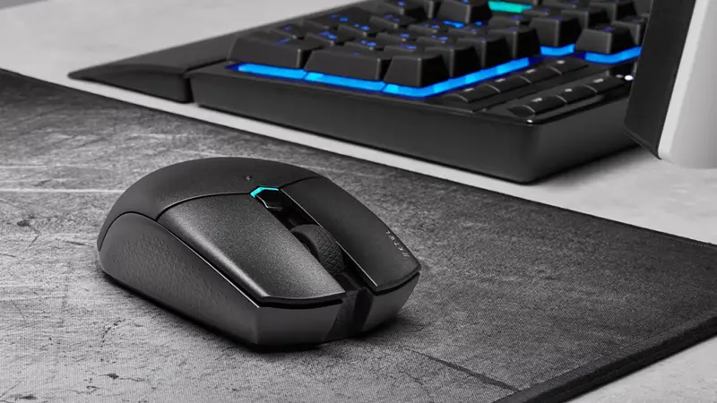 ماوس KATAR PRO روی میز گیمینگ
