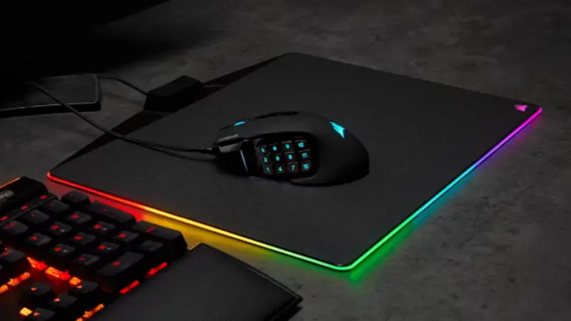 ماوس باسیم SCIMITAR RGB ELITE Optical روی میز گیمینگ