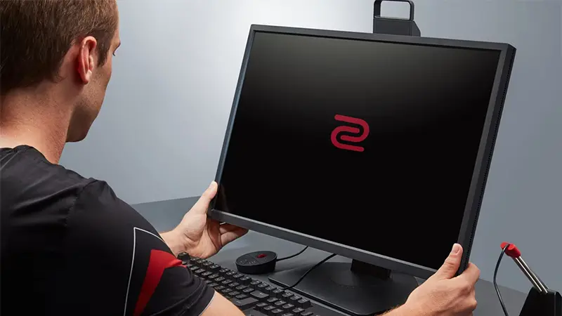 مانیتور بنکیو ZOWIE XL2411K روی میز