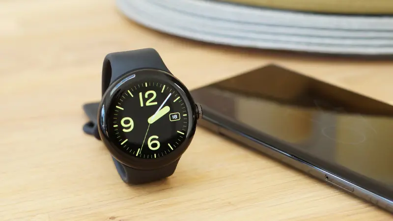 Pixel Watch 41mm روی میز