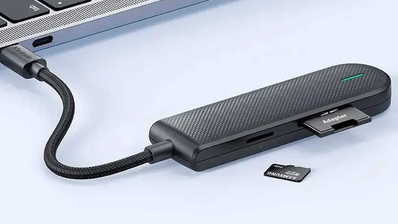 هاب USB-C مک دودو HU-1430 روی میز