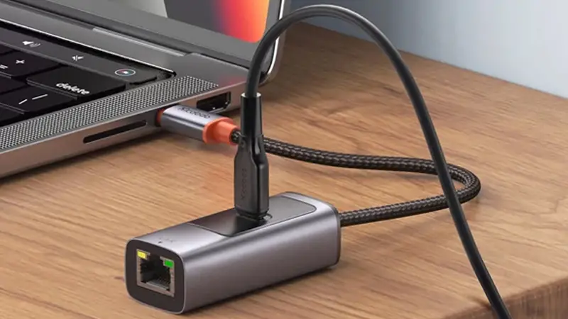 عکسی از مکدودو HU-0680 روی میز