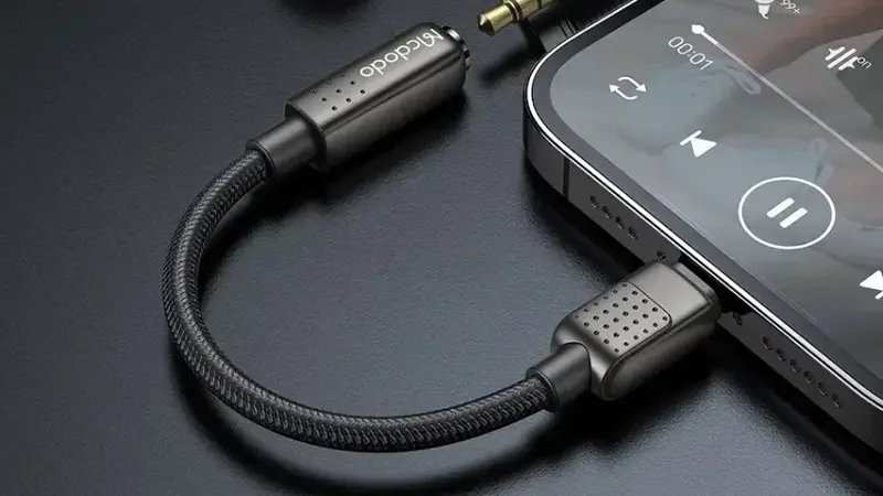 عکسی از مک دودو CA-5010 روی میز