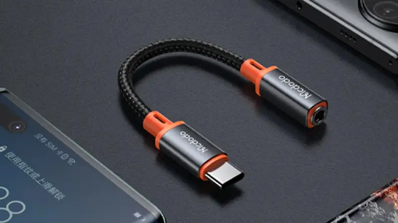 عکسی از مک دودو CA-7561 روی میز