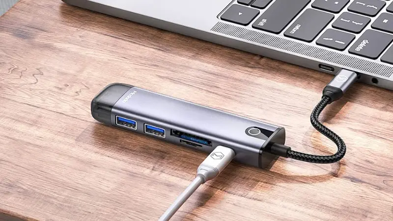 عکسی از مک دودو HU-7740 روی میز