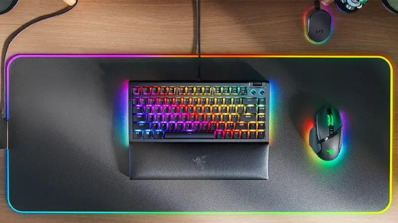 کیبورد گیمینگ ریزر BlackWidow V4 Pro 75% روی میز