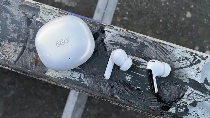 هندزفری QCY MeloBuds Pro روی سکوی فلزی