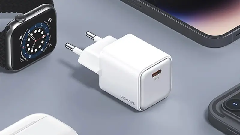 عکس شارژر دیواری یوسمز US-CC183 با توان 20 وات کنار گوشی و ساعت و ایرپاد