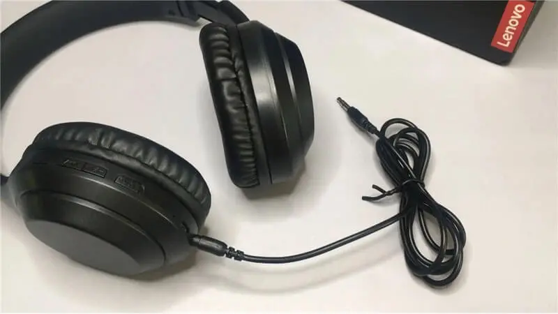 نمایی از هندزفری لنوو Thinkplus Headworn Earphone TH10 B روی میز