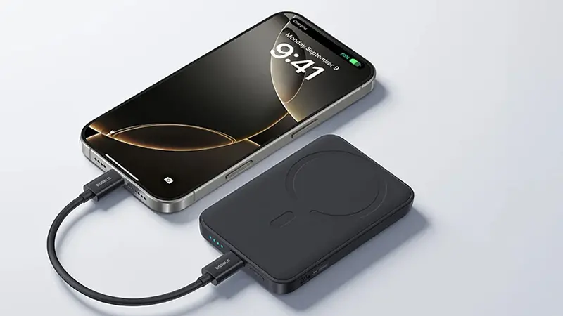 پاوربانک باسئوس EnerFill FM11 درحال شارژ گوشی
