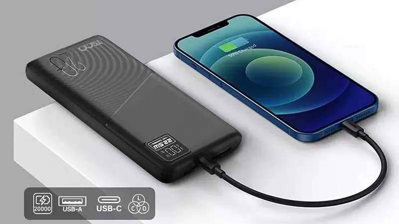 پاوربانک تسکو TP 957 در حال شارژ گوشی