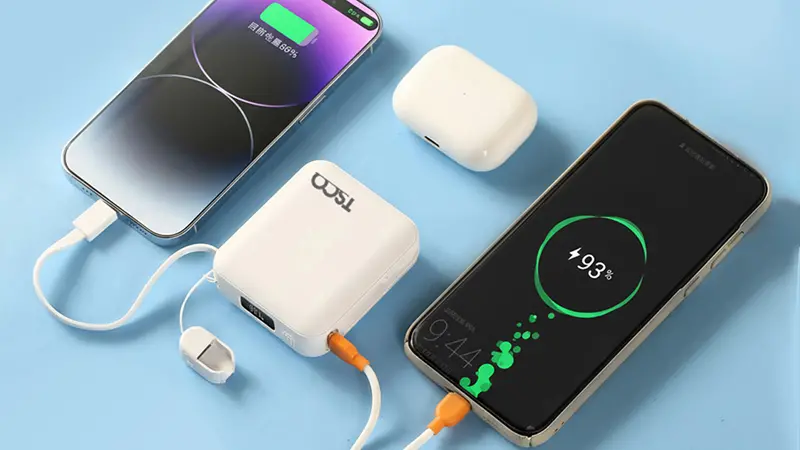 پاوربانک تسکو TP 1003 با ظرفیت 10000mAh درحال شارژ دو گوشی